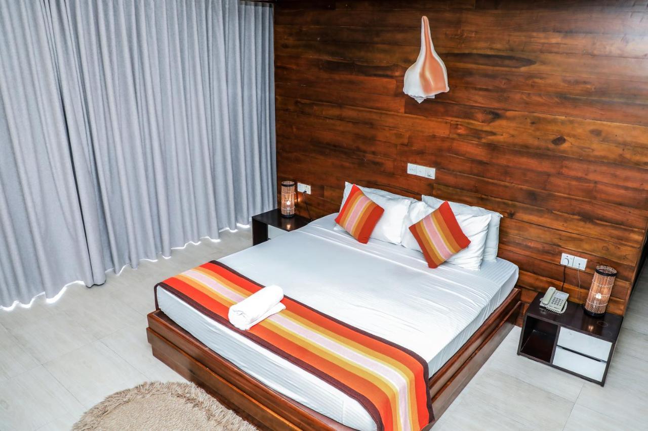 The Valampuri Hotell Jaffna Exteriör bild