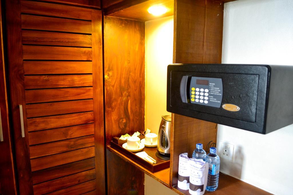 The Valampuri Hotell Jaffna Exteriör bild