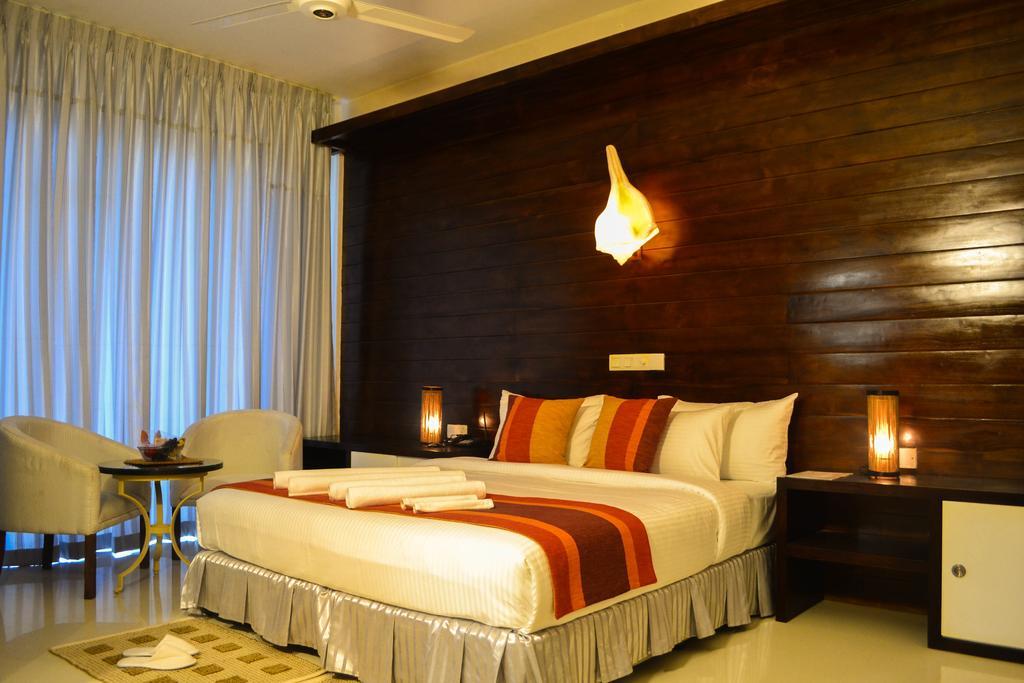 The Valampuri Hotell Jaffna Exteriör bild